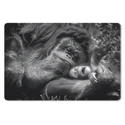 Produktbild von MuchoWow® Mauspad Mousepad Liebender Orang-Utan mit Jungtier in Schwarz und Weiß 27x18 cm - Mousepads - Maus Mat - Pad - Mausunterlage - Büroartikel - Desk Matten