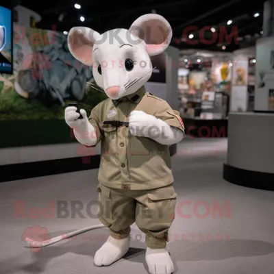 Produktbild von Cremefarbener REDBROKOLY Maus Maskottchen Kostüm charakter bekleidet mit einer Cargohose und Smartwatches