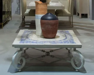 Zdjęcie produktu dla Casa Padrino stolik barokowy kremowy / niebieski / biały 136 x 106 x h. 42 cm - Stół ogrodowy z blatem z płytek ceramicznych i nogami z kutego żelaza - Barokowy salon i meble ogrodowe