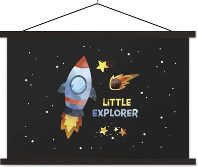 Produktbild von MuchoWow® Textilposter Zitate - 'Kleiner Entdecker' - Sprichwörter - Kinder - Junge - Mädchen - Kinder 120x80 cm mit schwarzem Rahmen - Wanddeko