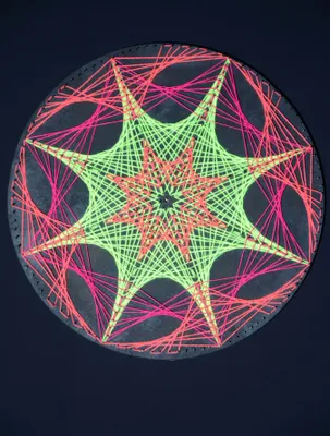 Produktbild von PSYWORK Schwarzlicht 2D StringArt Kreis "Fluo Star", 40cm