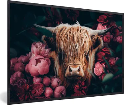 Produktbild von MuchoWow® Gerahmtes Poster Kuh - Schottischer Highlander - Blumen - Botanisch 90x60 cm - Poster mit Schwarzem Bilderrahmen Wandposter Rahmen Foto Bilder - Fotorahmen - Foto-Plakat