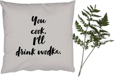 Produktbild von MuchoWow® Zierkissen Sofakissen Wohnzimmer Dekokissen 45x45 cm Zitate - Alkohol - Du kochst, ich trinke Wodka - Sprichwörter - Wodka - Schlafpolster - Polster für das Sofa
