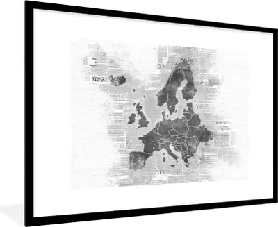 Produktbild von MuchoWow® Gerahmtes Poster Europakarte auf Zeitungspapier - schwarz und weiß 90x60 cm - Poster mit Schwarzem Bilderrahmen Wandposter Rahmen Foto Bilder - Wanddekoration - Fotos