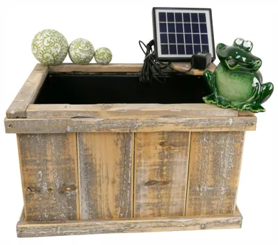 Produktbild von Holzkiste mit Wasserspeier Frosch dunkelgrün mit Solarpumpe und Schwimmkugeln aus Keramik