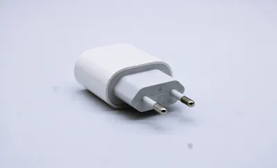 Produktbild von Apple iPhone - 14 - 13 - 12 - 11 Original Ladegerät - 20W USB-C Power Adapter (Netzteil) + 1m Lightning to USB-C Ladekabel - Originalverpackung