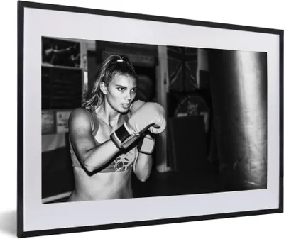Produktbild von MuchoWow® Gerahmtes Poster Boxen - Frau - Boxball 60x40 cm - Poster mit Schwarzem Bilderrahmen Wandposter Rahmen Foto Bilder - Schlafzimmer - Plakat in Rahmen - Drucken