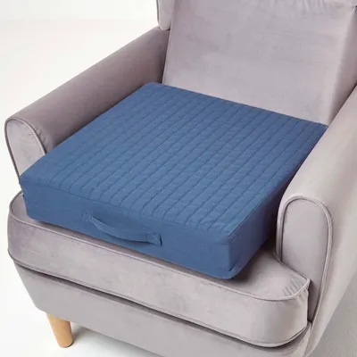 Produktbild von HOMESCAPES Orthopädisches Sitzkissen 50 x 50 x 10 cm - Sesselkissen dunkelblau