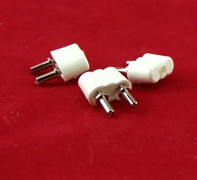 Produktbild von 3 St. Stecker aus Kunststoff weiß. Für Kahlert Elektrik, Puppenstubenelektrik