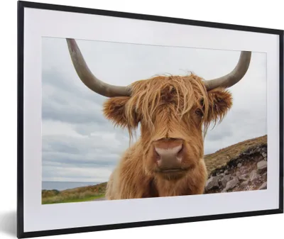 Produktbild von MuchoWow® Gerahmtes Poster Schottischer Highlander - Hörner - Berg 60x40 cm - Poster mit Schwarzem Bilderrahmen Wandposter Rahmen Foto Bilder - Schlafzimmer - Plakat in Rahmen - Drucken