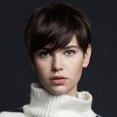 Imagen del producto de Peluca estilo "pixie" - Peluca sintética corta - Color chocolate - Con flequillo - Cabello liso - Fabricada con fibras de alta calidad