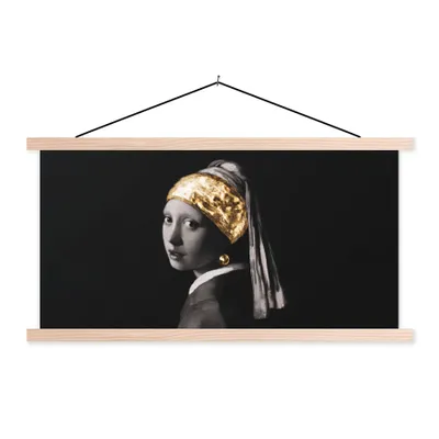 Produktbild von MuchoWow® Textilposter Mädchen mit Perlenohrring - Gold - Schwarz - Weiß 120x60 cm mit holzfarbenen Rahmen - Klemmleiste