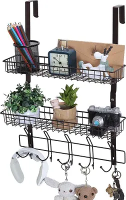 Imagen del producto de Perchero de sobrepuerta Unyqoos® con 15 ganchos y 2 cestas de alambre, acero revestido, 43,4 x 56 x 11 cm, para puertas de hasta 4,8 cm de grosor, sin necesidad de taladrar