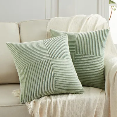 Produktbild von Set mit 2 Kissenbezügen aus salbeigrünem Cord, 45 x 45 cm. Weiche, moderne Dekokissenbezüge. Boho-Dekoration für Sofa, Schlafzimmer, Wohnzimmer und Balkon.