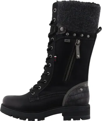 Auf dem Bild ist ein schwarzer Stiefel zu sehen der aus Leder zu bestehen scheint. Der Stiefel wird von der linken Seite betrachtet und zeigt eine schlichte und elegante Form.