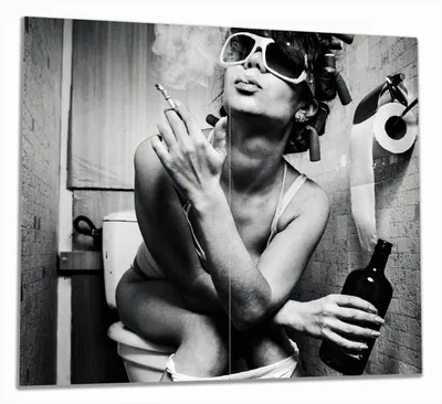 Produktbild von Wallario Herdabdeckplatte aus Glas, Größe 60 x 52 cm 2-teilig, Motiv Kloparty - Sexy Frau auf Toilette mit Zigarette und Schnaps