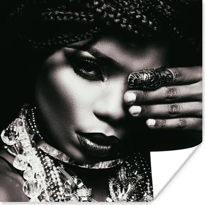 Produktbild von MuchoWow® Poster Frau - Schmuck - Ring - Make up - Schwarz - Weiß - Kette 50x50 cm - Wohnzimmerdekoration
