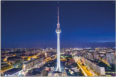 Produktbild von Wallario Outdoor-Poster für Garten oder Balkon, Motiv Fernsehturm Berlin bei Nacht, in ca. 61 x 91,50 cm