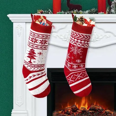 Produktbild von Unyqoos® Festliche Weihnachtsstrumpf-Set mit roten und weißen Motiven zur Dekoration