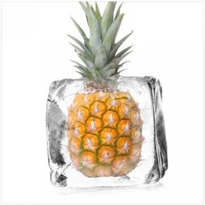 Produktbild von Wallario Premium Glasbild, freischwebende Optik, kräftige Farben, Größe 30 x 30 cm Motiv Ananas in Eiswürfel - Eiskaltes Obst