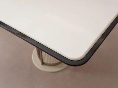 Image de Grande table à manger beige, table en bois rectangulaire, table à manger luxueuse, design moderne
