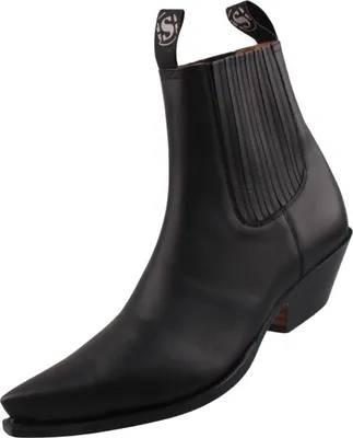 Auf dem Bild ist ein schwarzer Stiefel zu sehen der von der Seite betrachtet wird. Der Stiefel hat eine glatte Oberfläche und eine robuste Sohle.