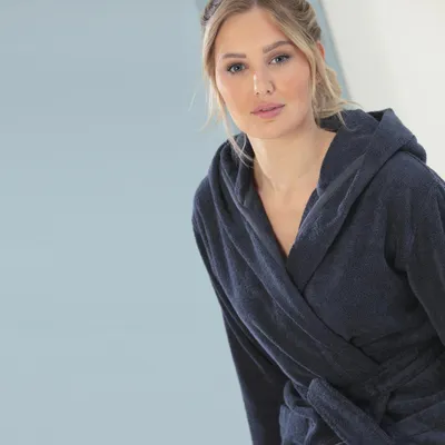 Produktbild von Cawö Bademantel mit Kapuze Uni Dessin-827 Damen Größe L Länge 120cm Farbe 17-blau