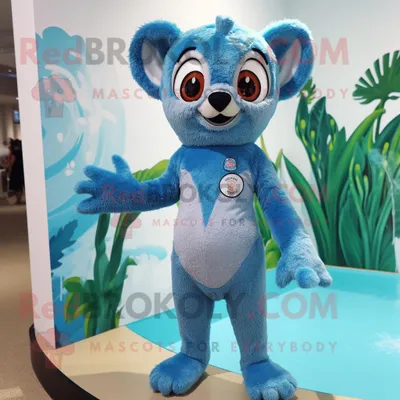 Produktbild von Himmelblauer REDBROKOLY Lemur Maskottchen Kostüm charakter bekleidet mit einem einteiligen Badeanzug und Fußkettchen