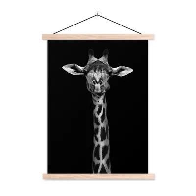 Produktbild von MuchoWow® Textilposter Giraffe - Tiere - Porträt - Schwarz 60x80 cm mit holzfarbenen Rahmen - Wandbild