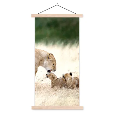 Produktbild von MuchoWow® Textilposter Löwe - Gras - Junge - Familie 60x120 cm mit holzfarbenen Rahmen - Holz