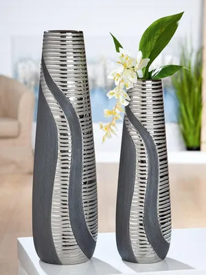 Imagen del producto de Jarrón "Sevilla" de Gilde, con diseño a rayas, de cerámica, en color gris antracita y plateado, unidad de venta: 2, longitud: 12 cm, anchura: 12 cm, altura: 39 cm. Código: 4063387280942
