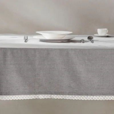 Zdjęcie produktu dla HOMLA Obrus ASEN z koronkowym wykończeniem szary 130x180 cm