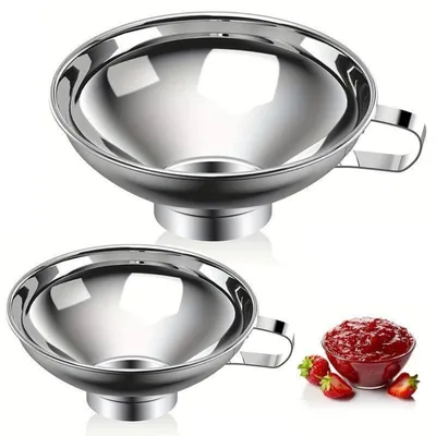 Zdjęcie produktu dla Zestaw dwóch lejków ze stali nierdzewnej z uchwytami, nadających się do mycia w zmywarce, w dwóch rozmiarach (10,5 cm i 15 cm)