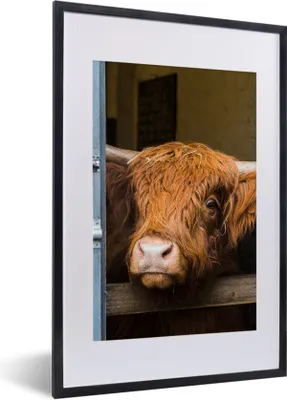 Produktbild von MuchoWow® Gerahmtes Poster Schottischer Highlander - Bauernhaus - Scheune 40x60 cm - Poster mit Schwarzem Bilderrahmen Wandposter Rahmen Foto Bilder - Poster in Rahmen