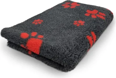 Produktbild von Vet Bed Hundedecke anthrazit mit roten großen und kleinen Pfoten 150 x 100 cm