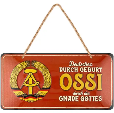 Produktbild von LANOLU Retro Blechschild Ossi durch Geburt, DDR Deko Schild mit Jutelkordel, lustiger Ostalgie Spruch, 16x32 cm