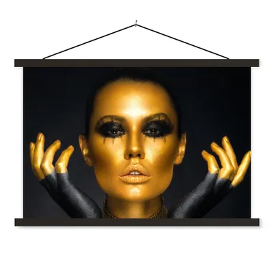 Produktbild von MuchoWow® Textilposter Frau - Porträt - Gold - Luxus - Schwarz 90x60 cm mit schwarzem Rahmen - Aufhängungssatz