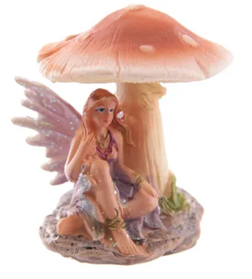 Eine bezaubernde kleine Fee, die sich gemütlich unter einem großen Pilz niedergelassen hat.