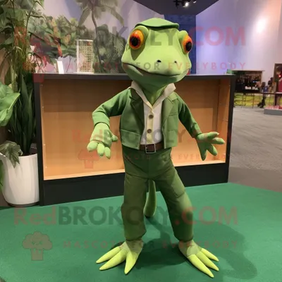 Productafbeelding van Forest Green Geckos mascotte REDBROKOLY kostuum karakter gekleed met een culottes en pochetten
