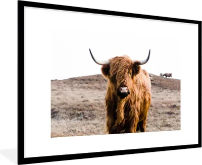 Produktbild von MuchoWow® Gerahmtes Poster Schottische Highlander - Landschaft - Kuh - Braun - Tiere - Natur 90x60 cm - Poster mit Schwarzem Bilderrahmen Wandposter Rahmen Foto Bilder - Wanddekoration - Fotos