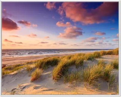 Produktbild von Wallario Wandbild Abendspaziergang am Strand - Sonnenuntergang über dem Meer, Größe: 40,30 x 50,30 cm, Poster mit weißem Aluminiumrahmen