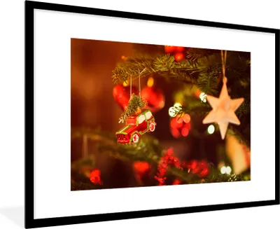 Produktbild von MuchoWow® MuchoWow® Gerahmtes Poster Kleines Auto hängt im Weihnachtsbaum 90x60 cm - Poster mit zchwarzem Bilderrahmen - Wanddekoration - Fotos