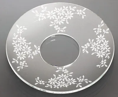 Produktbild von Glas-Kerzenmanschette - Tropfenfänger aus unserer Traditional-Linie für Kerzen bis Ø 25 mm. Der Außendurchmesser der Kerzenmanschette beträgt Ø 70 mm. Hergestellt in Handarbeit aus klarem Glas. Schützt vor herablaufendem Wachs auf Ihrem gedeckten Tisch.