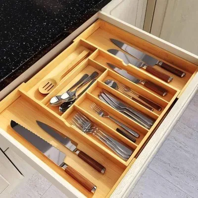 Immagine prodotto di Contenitore portaposate in legno Famanu – Estendibile fino a 9 scomparti – Organizzatore per la cucina, profondità 47 cm