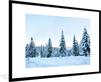 Produktbild von MuchoWow® Gerahmtes Poster Winter - Schnee - Bäume 90x60 cm - Poster mit Schwarzem Bilderrahmen Wandposter Rahmen Foto Bilder - Wanddekoration - Fotos