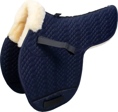 Produktbild von Engel Reitsport Satteldecke SADEK1 Lammfell & Baumwollsteppstoff, Fell in Sattellage, Fellkranz vorne, Marine-Med./Natur-VSS (Vielseitigkeit/Springen)
