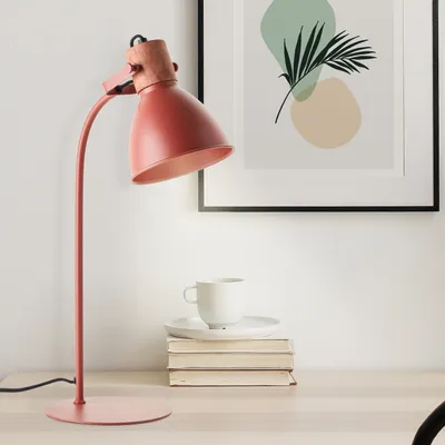 Zdjęcie produktu dla BRILLIANT wysoka lampa stołowa ELENA w kolorze czerwonym | obrotowa głowica | 1x gniazdo E27 maks. 40W | wysokość 52cm | metal/drewno