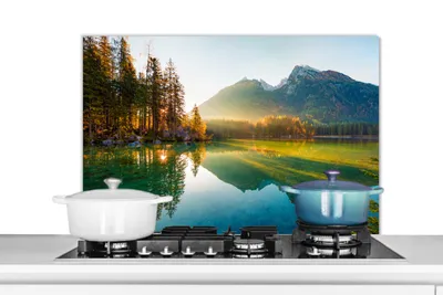 Obrázok produktu pre KitchenYeah® Splashback kuchyňa - kuchynský splashback - ochrana steny sporáka a drezu - jazero - les - hory - príroda - slnko - krajina 90x60 - hliníkový dibond (alternatíva k sklenenému splashbacku) - odolný voči teplu
