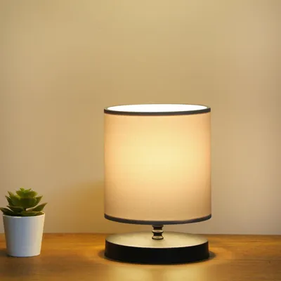 Image de Opviq, lampe de table haut de gamme, grise, 15 x 15 x 22 cm | Abat-jour en tissu, pieds en plastique, hauteur avec le câble : 100 cm | Douille E14, 40 W max. | Un design élégant qui s'intègre dans toutes les pièces.