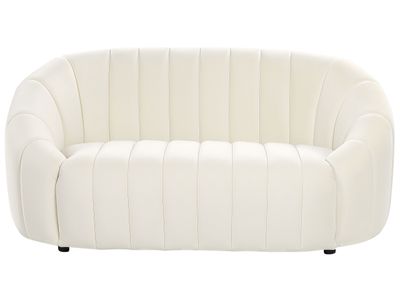 BELIANI 2-Sitzer Sofa Weiß Samt mit Niedriger Rückenlehne Gesteppt Oval Muschel Form Retro Design Wohnzimmer Schlafzimmer Ausstattung Couch Polstersofa